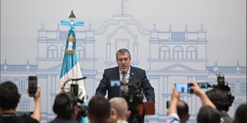 Presidente Bernardo Arévalo en conferencia de prensa.