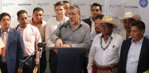 Presidente Bernardo Arévalo en conferencia de prensa en Quiché.