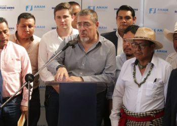 Presidente Bernardo Arévalo en conferencia de prensa en Quiché.