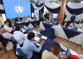 Presidente Bernardo Arévalo en reunión con alcaldes de Quiché.