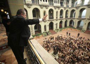 El presidente Bernardo Arévalo saluda a un grupo de estudiantes que visitó el Palacio Nacional.