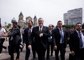 Presidente Bernardo Arévalo a su salida de Catedral Metropolitana.