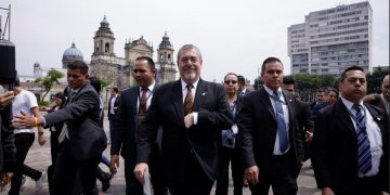 Presidente Bernardo Arévalo a su salida de Catedral Metropolitana.