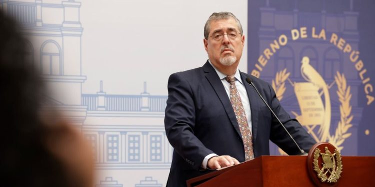 Presidente Bernardo Arévalo en conferencia de prensa, Palacio Nacional de la Cultura.