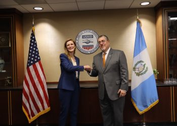 Presidente Bernardo Arévalo junto a Samantha Power, administradora de USAID.