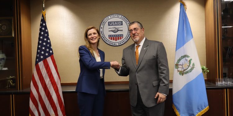 Presidente Bernardo ArÃ©valo junto a Samantha Power, administradora de USAID.