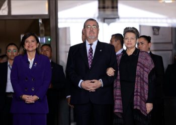 Presidente Bernardo Arévalo junto a la vicepresidenta Karin Herrera y la Primera dama de la Nación, doctora Lucrecia Peinado.