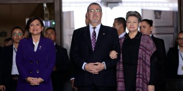 Presidente Bernardo Arévalo junto a la vicepresidenta Karin Herrera y la Primera dama de la Nación, doctora Lucrecia Peinado.