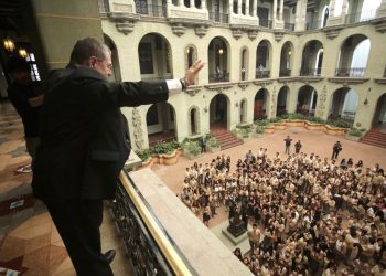 Presidente Bernardo Arévalo saludo a 315 estudiantes de Santiago Sacatepéquez.
