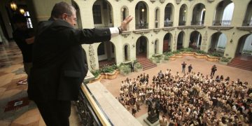 Presidente Bernardo Arévalo saludo a 315 estudiantes de Santiago Sacatepéquez.