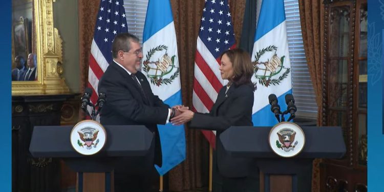 Presidente Bernardo Arévalo y la vicepresidenta Kamala Harris.