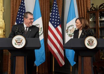 Presidente de Guatemala y la vicepresidenta de Estados Unidos.