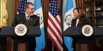 Presidente de Guatemala y la vicepresidenta de Estados Unidos.