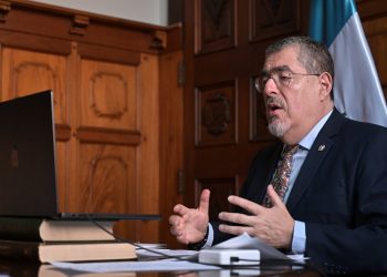 Presidente participó en la III Cumbre por la Democracia.