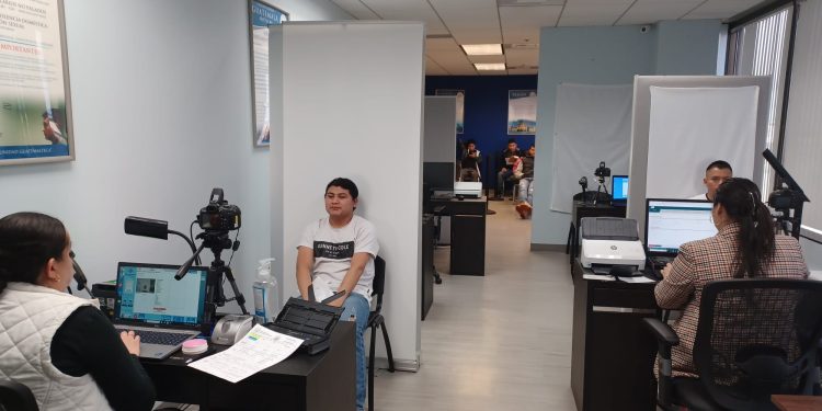 Los documentos como emisión de pasaporte, DPI y tarjeta consular demandan reservar cita, en la página del consulado o minex.