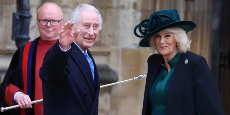 El rey Carlos III reaparece sonriente para desear felices Pascuas