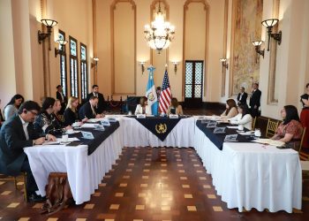 Reunión vicepresidenta Karin Herrera con delegación de Estados Unidos.