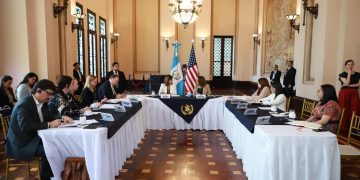 Reunión vicepresidenta Karin Herrera con delegación de Estados Unidos.