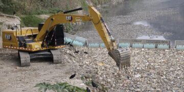 Recolección de desechos en río Las Vacas por parte de Ambiente. Foto: Dickéns Zamora