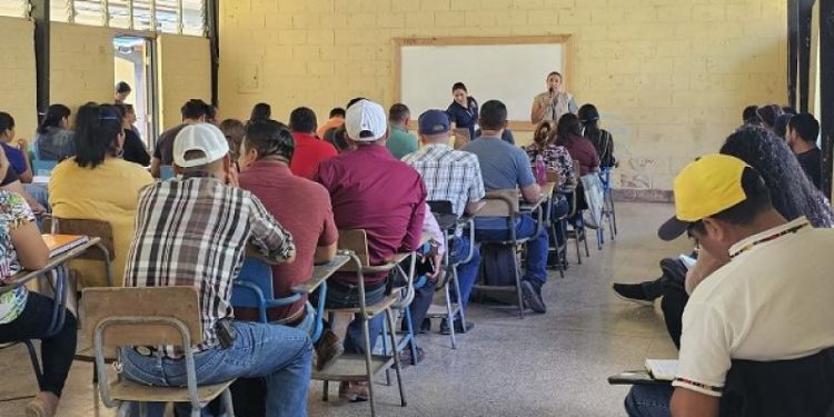Charlas de salud benefician a población de Poptún. / Foto: MSPAS.