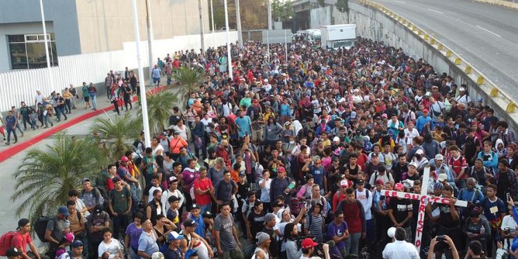 “Viacrucis” de 3 mil personas migrantes parte de Chiapas para pedir mejores políticas