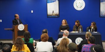 Vicepresidenta conversa con migrantes en Consulado de Guatemala en Nueva York