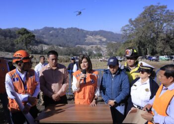 Karin Herrera supervisa trabajos de atención a incendios en Quetzaltenango. /Foto: Gilber García