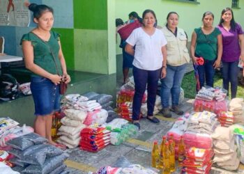 Entrega de alimentos a madres con hijos que viven con desnutrición aguda. / Foto: MAGA.