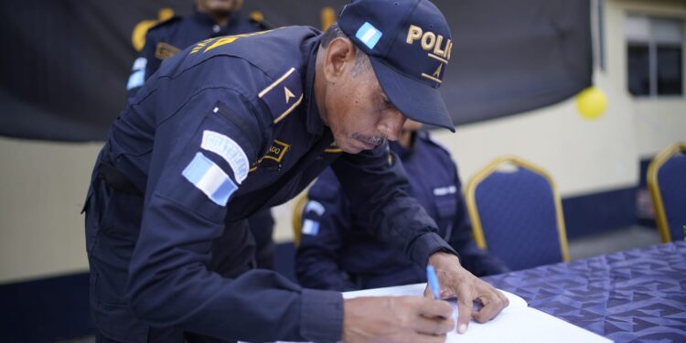 Despidiendo a un héroe: oficial Corado se retira tras 24 años de servicio