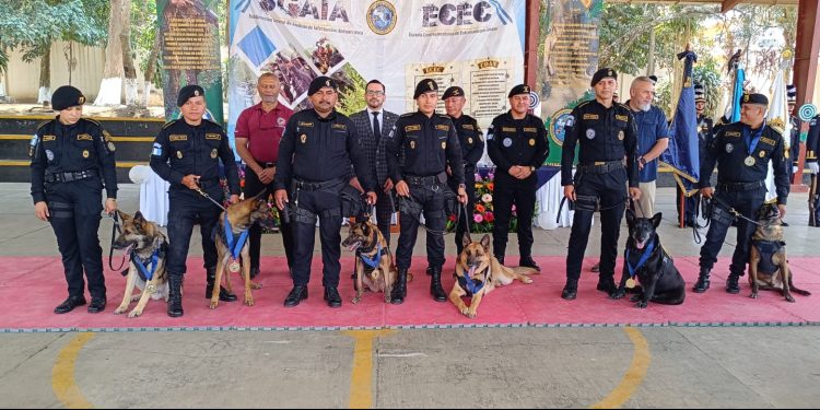 Despiden con honores a seis agentes caninos que finalizaron su servicio