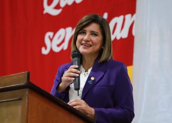 Vicepresidenta Herrera platicó con niñas del Colegio Belga. /Foto: Vicepresidencia de la República.