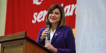 Vicepresidenta Herrera platicó con niñas del Colegio Belga. /Foto: Vicepresidencia de la República.