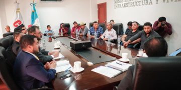 Reunión en el Ministerio de Comunicaciones sobre San Pedro Pinula. / Foto: Gustavo Santos.