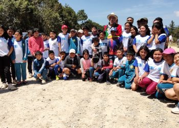 Presidente Arévalo con niños de Nebaj, Quiché. / Foto: SCSP.