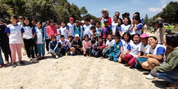Presidente Arévalo con niños de Nebaj, Quiché. / Foto: SCSP.