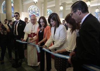 Autoridades en el corte de cinta de la exposición del alto valor cultural de la Semana Santa. / Foto: Noé Pérez.