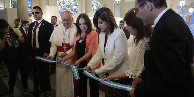Autoridades en el corte de cinta de la exposición del alto valor cultural de la Semana Santa. / Foto: Noé Pérez.