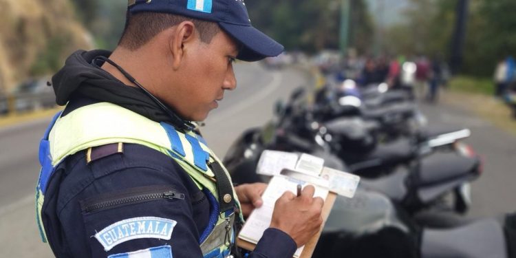 PNC impone 54 multas a conductores de motocicletas por ruido estridente y falta de documentos