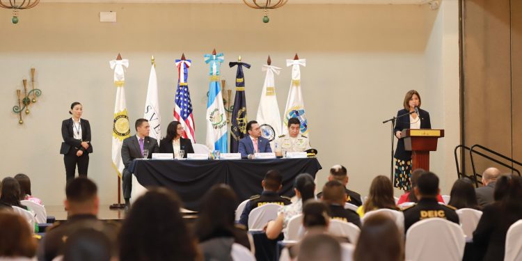 Karin Herrera participó en un seminario sobre mejorar acciones para atender a víctimas de trata. /Foto: Vicepresidencia de la República
