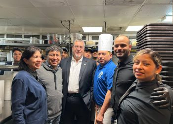 Presidente Arévalo visita restaurante de latinos en Estados Unidos