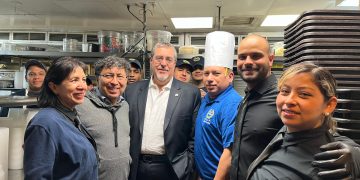 Presidente Arévalo visita restaurante de latinos en Estados Unidos