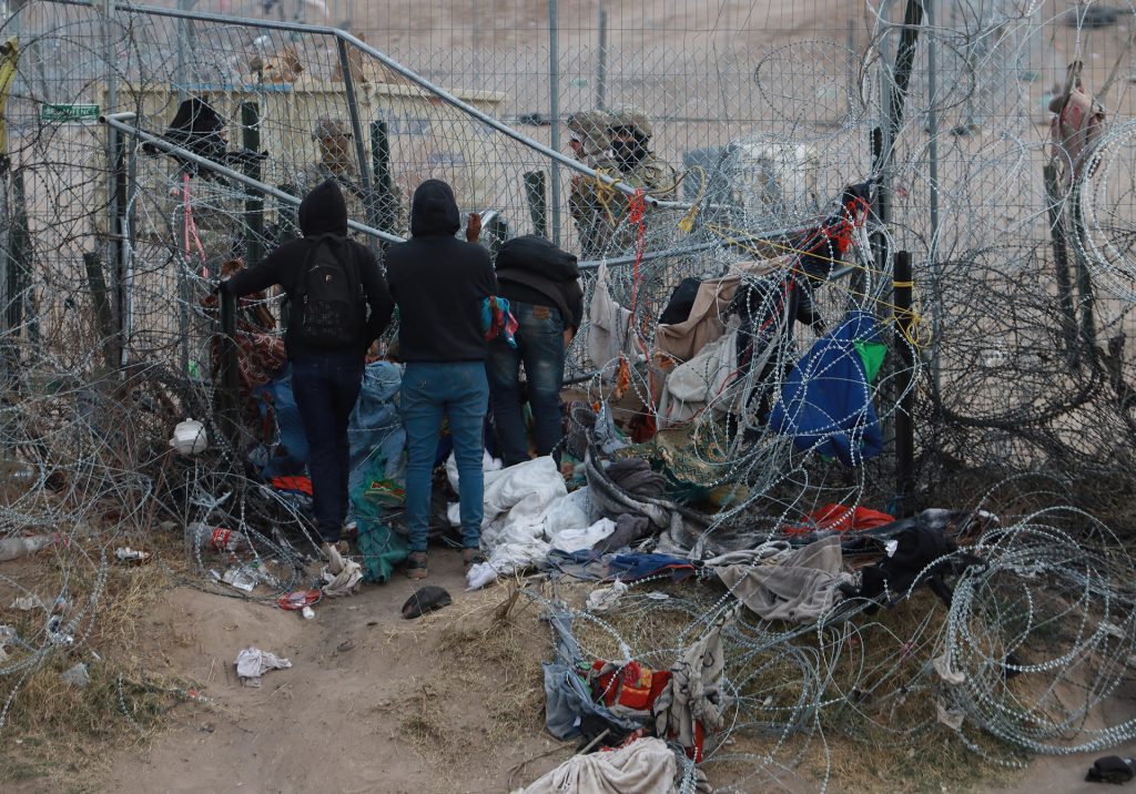 Migrantes acampan en la frontera de México entre el caos generado por la ley SB4 de Texas.