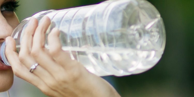 Consuma agua segura y evite complicaciones de salud. /Foto: MSPAS