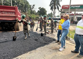Bacheos en rutas de Retalhuleu previo a Semana Santa. / Foto: CIV.