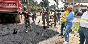 Bacheos en rutas de Retalhuleu previo a Semana Santa. / Foto: CIV.