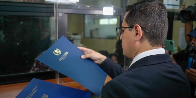 EL Secretario General de la Presidencia denunció y solicitó una auditoría ante la CGC contra el MP.