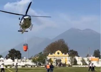 Conred intensifica operaciones aéreas para combatir incendio en volcán de Agua
