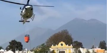 Conred intensifica operaciones aéreas para combatir incendio en volcán de Agua