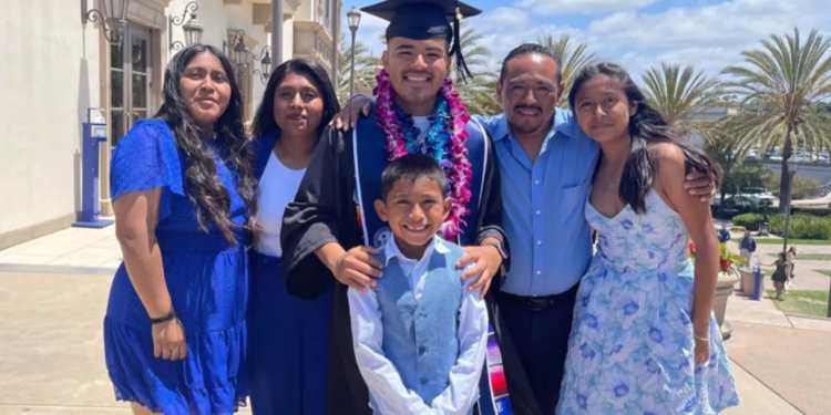 Padres de familia inmigrantes estudian en Estados Unidos. / Foto: Telemundo San Diego.