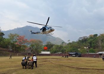 Realizan operaciones aéreas y terrestres para liquidar incendio en el cerro Belenjú, Lanquín